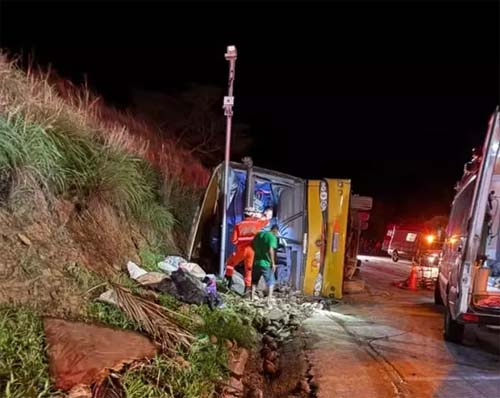 Acidente Trágico na BR-251: Ônibus de Alagoas sofre capotamento e causa cinco mortes em Minas Gerais