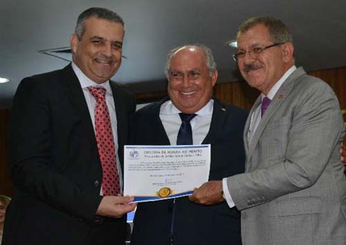 MPE/AL presta homenagem a procuradores e promotores de Justiça com diploma de Honra