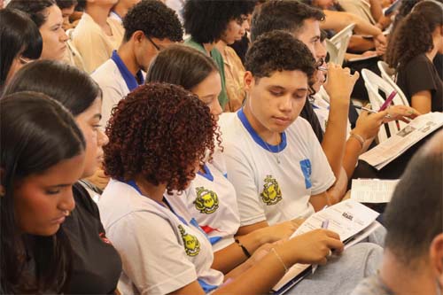Alunos do Ensino Público Excelam em Redação do Enem, Aumentando o Reconhecimento e Inspirando Novas Estratégias de Estudo