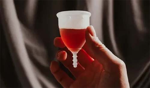 Prática de aplicar sangue menstrual na pele ganha popularidade como nova tendência de cuidados faciais