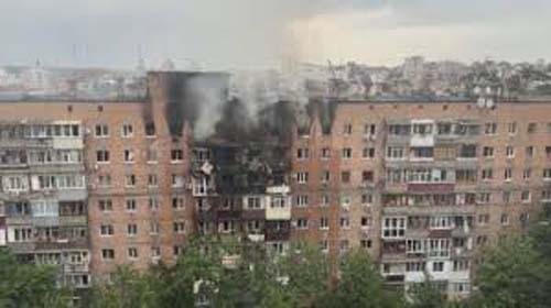 Ataques aéreos intensificam tensão na Ucrânia enquanto negociações de paz continuam