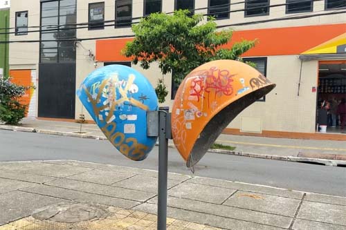 Fim de uma Era: Telefone Público é Derrubado das Ruas Brasileiras após Décadas de Uso