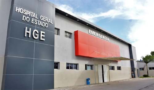 Homem é alvejado com tiros no tórax e na mão durante ataque em Petrópolis; padrasto fica ferido