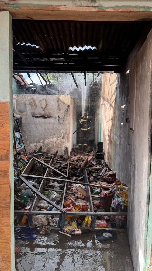 Incêndio ameaça minimercado em residência no bairro Canafístula, causando colapso parcial do teto