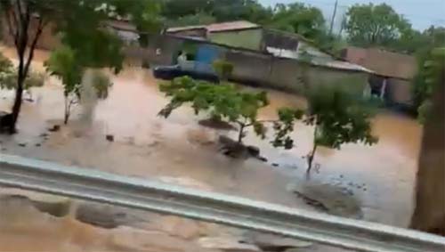 Intensas chuvas causam deslizamentos e deixam comunidades isoladas em Minas Gerais