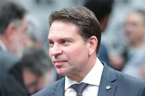 Supremo determina a remoção do mandato de parlamentar condenado por atuação golpista