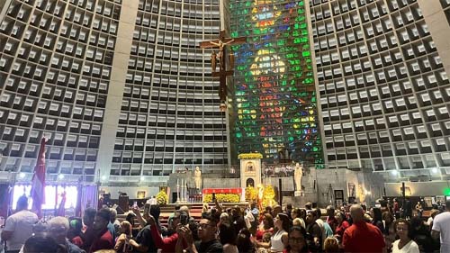 Procissão em homenagem a São Sebastião reúne centenas de fiéis no Rio de Janeiro