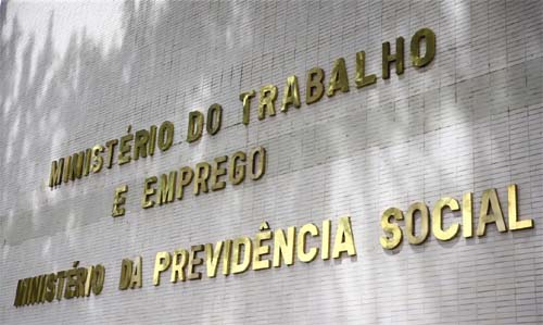 Governo notifica empregadores sobre atraso no FGTS de trabalhadoras domésticas