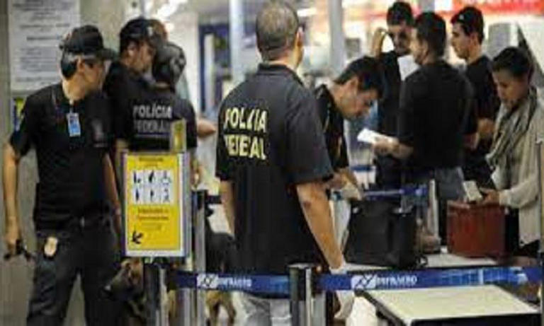 Foragidos da Justiça brasileira presos nos EUA desembarcam em Confins