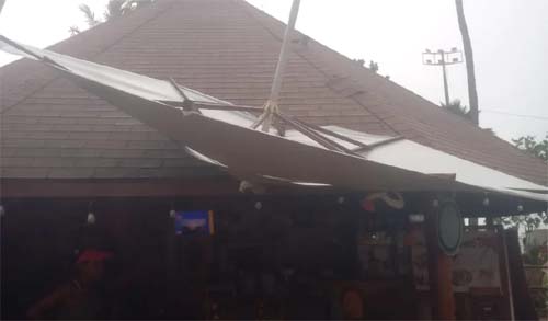 Vendaval surpreende turistas e provoca estragos em bar na Praia de Pajuçara, em Maceió