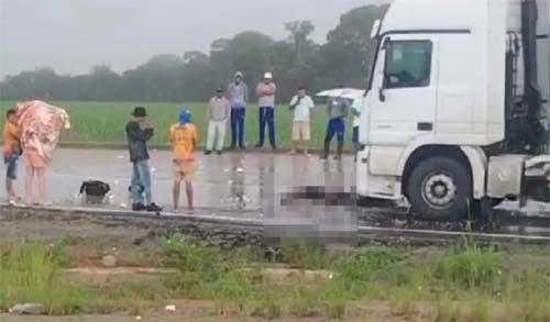Motociclista bate em carreta e morre em São Miguel dos Campos