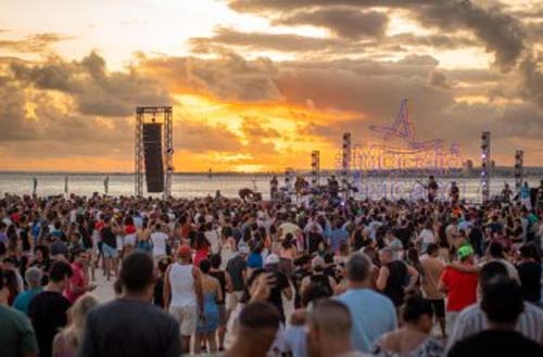 Abertura do verão 2025 é marcada por música e alegria na Praia de Jaraguá