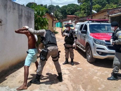 Abordagem com luva e BO pela internet: coronavírus muda rotina policial