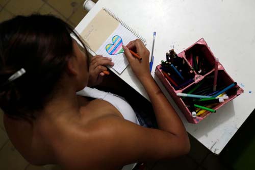 Barreiras ao aborto legal: Mais de 20 mil meninas mantêm gravidez resultado de estupro por ano no Brasil