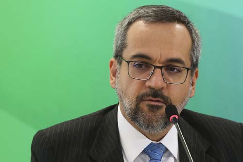 Ministro pede que estudantes tenham cuidado com fake news sobre Enem