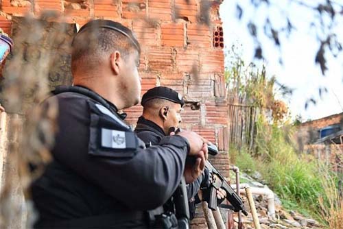 Três são presos suspeitos de integrar grupo criminoso que vende drogas às margens de rio em Marechal Deodoro