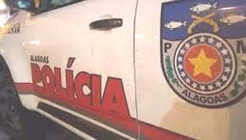 Condutora pula de carro após ser assaltada por trio armado no Tabuleiro do Martins