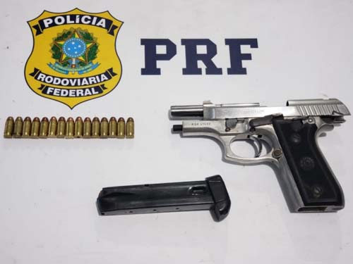 PRF prende cinco pessoas e recupera três veículos adulterados