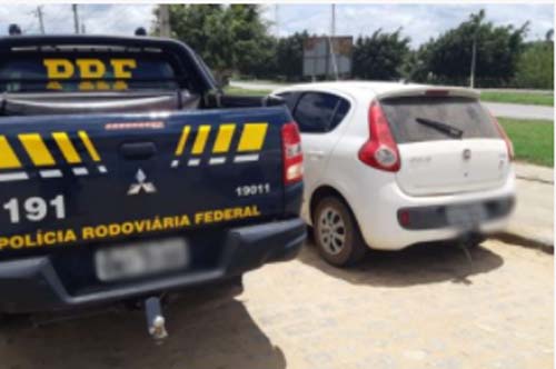 PRF recupera veículo roubado e prende homem por crime de receptação, na BR 104