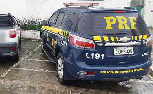 Fiscalização da PRF prende suspeita de clonagem de veículo