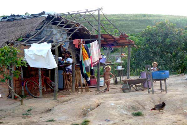 Assentamento vira terra sem lei