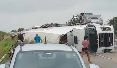 Colisão de Caminhão Fecha parcialmente a Via BR-101 em Junqueiro