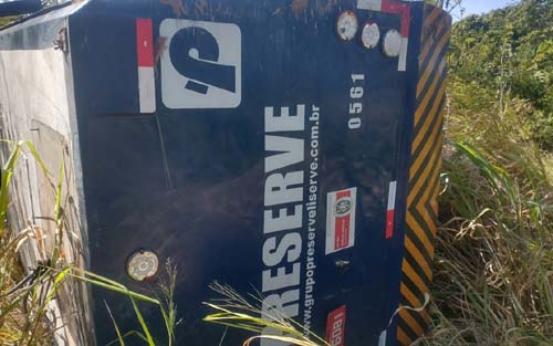 Carro-forte capota e quatro pessoas ficam feridas na AL-101 Sul