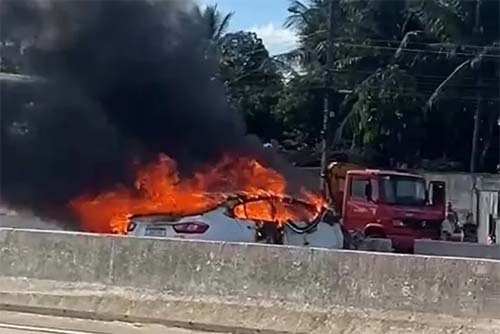 Motorista de carro de passeio morre carbonizado após colidir em mureta de contenção, na BR-101