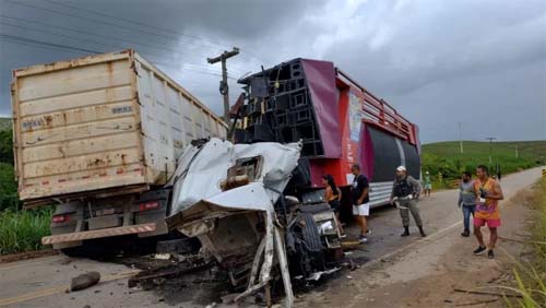 Grave acidente com trio elétrico deixa um morto e feridos presos às ferragens