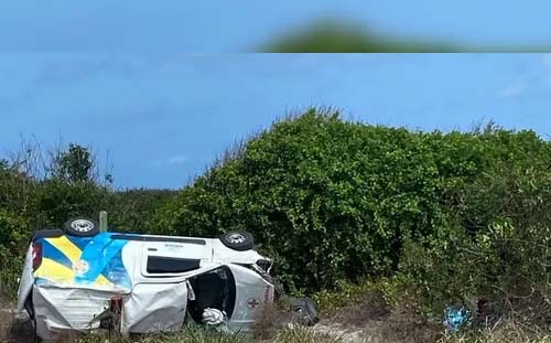 Ambulância capota na AL-101 Sul e deixa motorista e paciente feridos