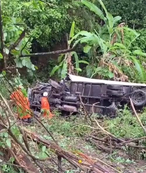 Caminhão cai em ribanceira na BR-104 e deixa duas pessoas feridas em Branquinha