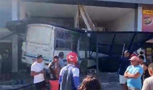 Veículo de transporte de trabalhadores rurais invade centro comercial em Maragogi após acidente