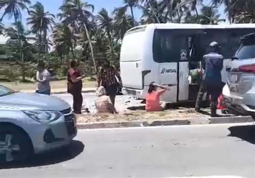 Colisão de micro-ônibus resulta em duas dezenas de feridos na capital alagoana