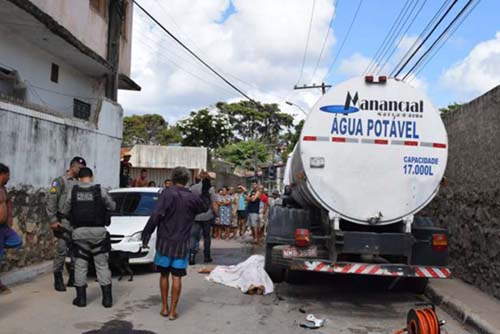 Mãe e filha morrem após serem atingidas por caminhão na Gustavo Paiva