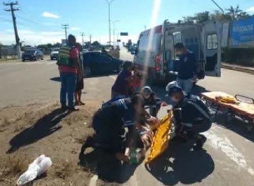 Motociclista é arremessado em grave acidente que deixou mais dois feridos
