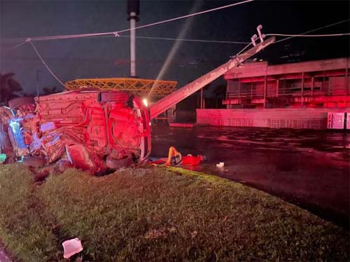 Acidente deixa dois mortos e quatro feridos em frente a condomínio na AL 101 Sul