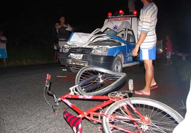 Ambulância atropela ciclistas em Marechal Deodoro e um morre