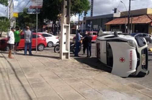 Ambulância de Branquinha, transportando paciente, colide em carro e capota em Maceió