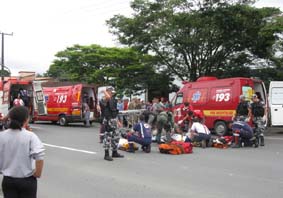 Colisão entre ambulância e moto deixa mãe e filha feridas