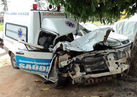 Ambulância que conduzia criança de seis meses para Penedo colide com trator 