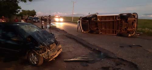 Veículos ficam destruídos após colisão na AL 105 em Anadia