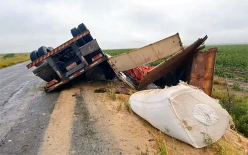 Carreta carregada de sacos de areia fica destruída pós tombar em trecho da AL-105