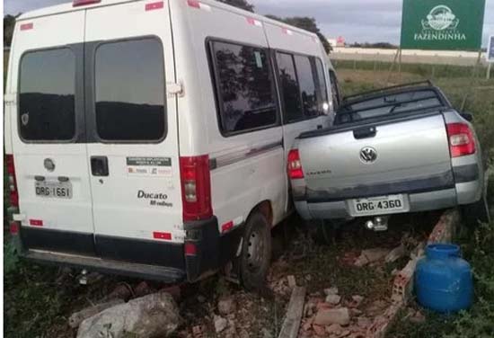 Van de transporte complementar e carro colidem na AL-220