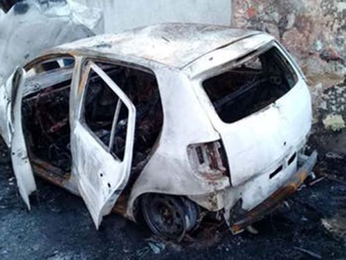 Duas pessoas ficam feridas após incêndio em veículo que colidiu com árvore