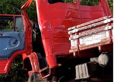 Acidente com animal solto na pista deixa dois presos às ferragens em Arapiraca