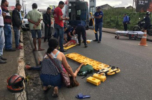 Jovem e criança ficam gravemente feridas após caminhão colidir com bicicletas na Ladeira do Claudenor, em Arapiraca