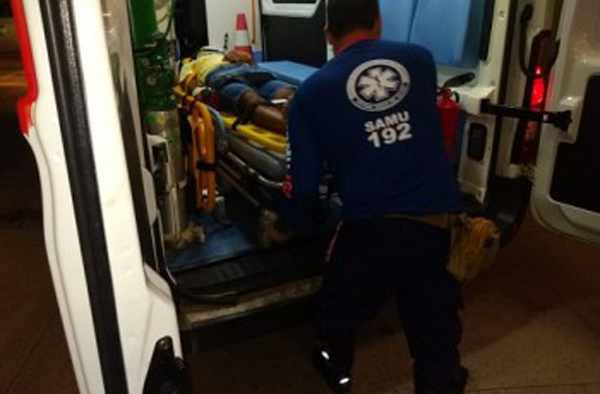 Colisão entre carro e moto resulta em motociclista embaixo de veículo na AL-110