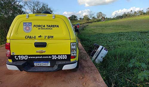 Homem morre após veículo capotar e cair em barragem em Arapiraca
