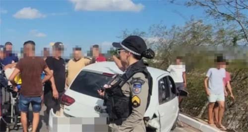 Família fica ferida após colisão no viaduto da AL-220, em Arapiraca