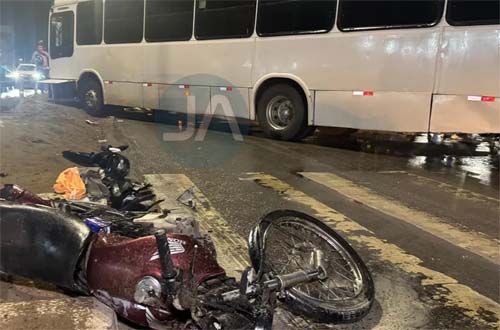 Ação irresponsável de motorista de ônibus escolar provoca acidente com duas motos em Arapiraca